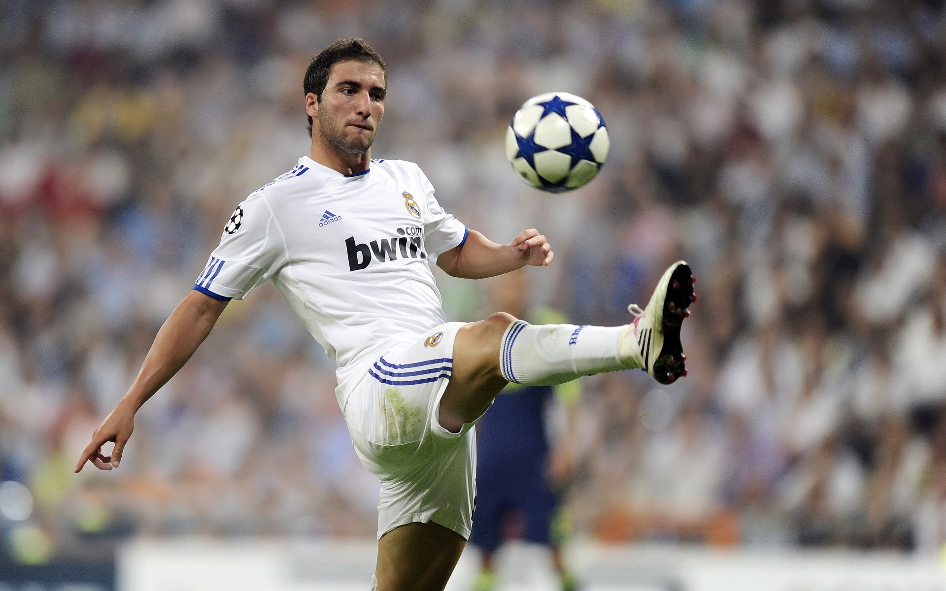 西甲:皇马在客场2-0完胜巴萨,领跑悬念持续升高,皇马2-1战胜巴萨登顶